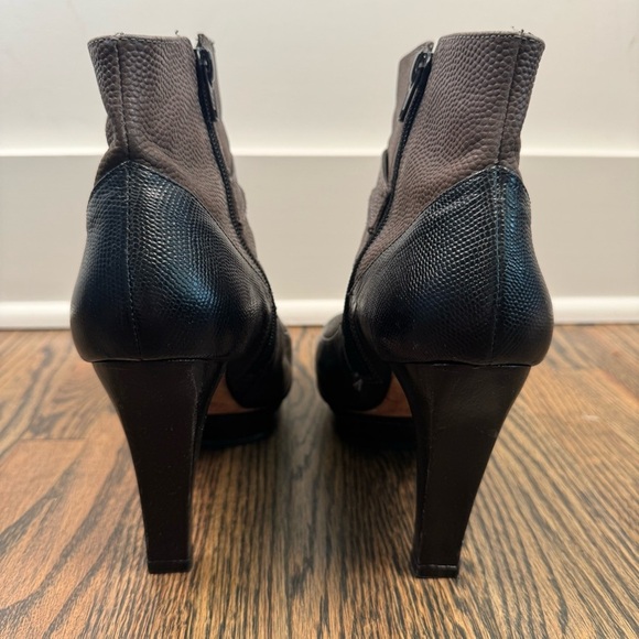 BCBGMaxAzria heeled leather ankle boots size 37.5/7.5 - Picture 5 of 8